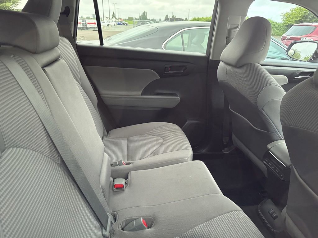 Used 2020 Toyota Highlander L AWD/4WD image 11