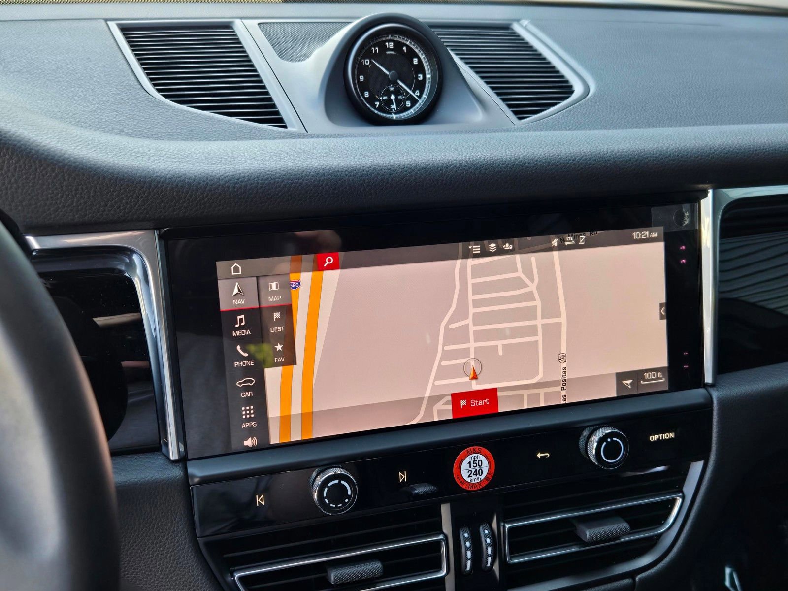 Certified 2025 Porsche Macan AWD/4WD image 22