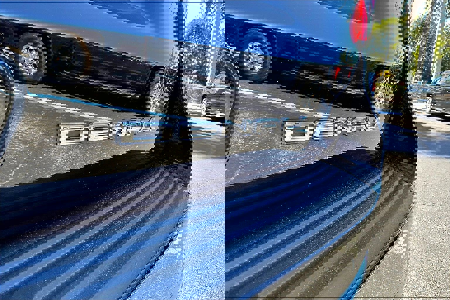 Used 2021 GMC Yukon Denali w/ Denali Premium Package image 5