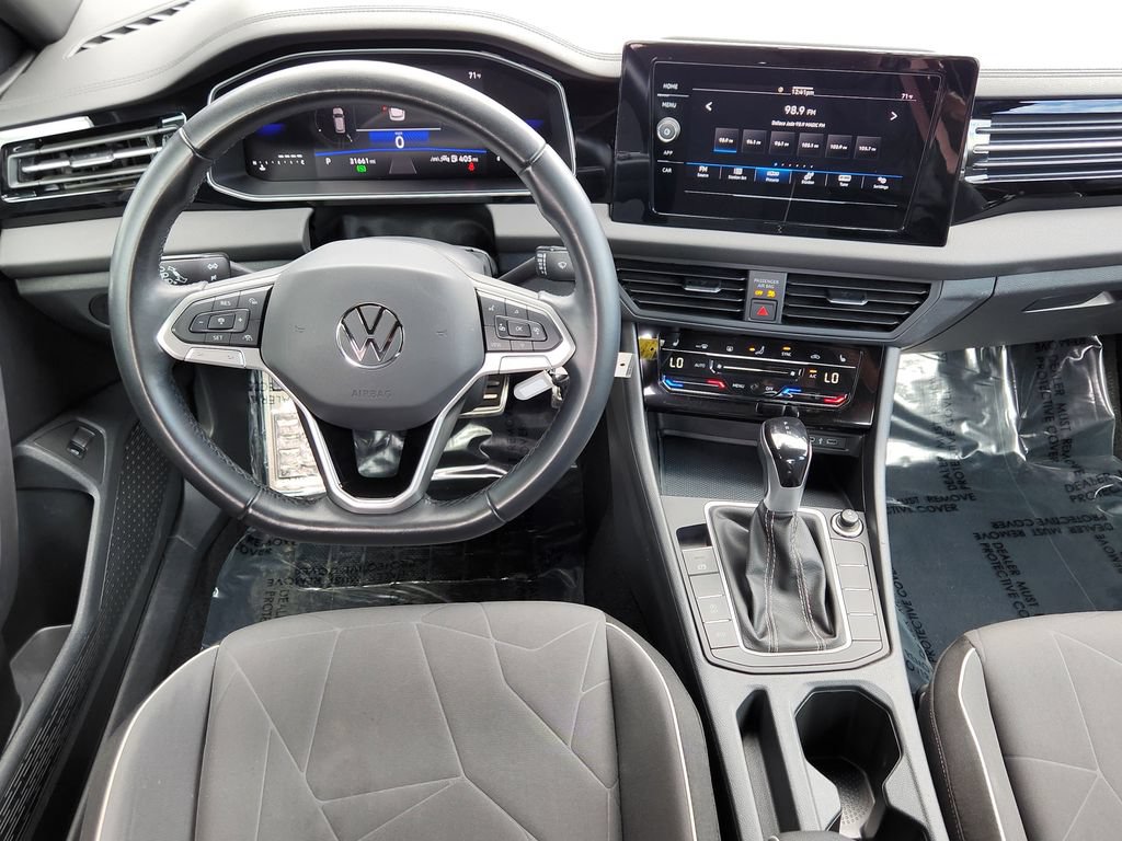 Used 2025 Volkswagen Jetta Sport FWD image 3
