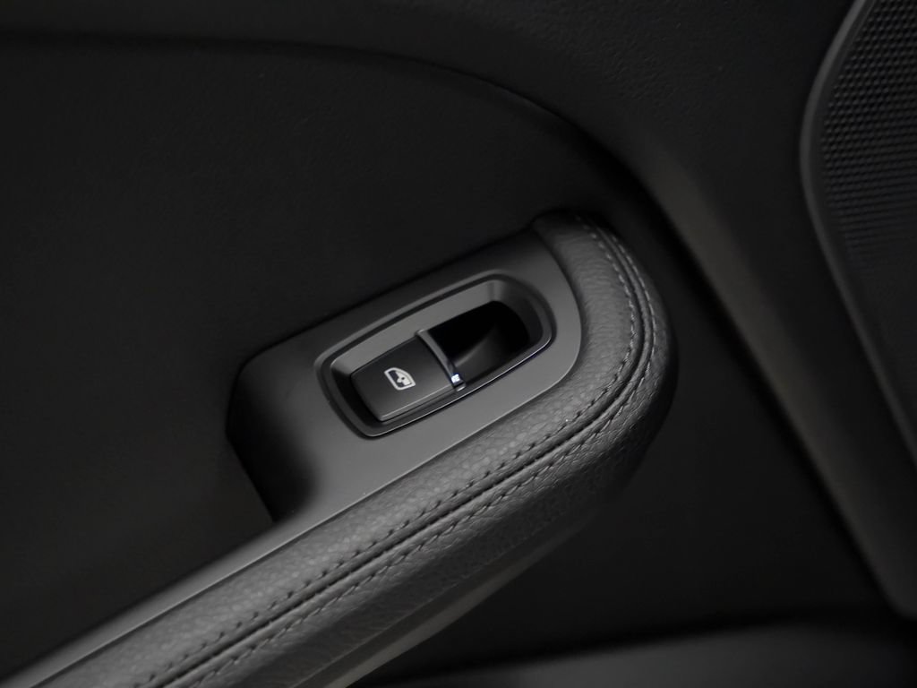 Certified 2026 Porsche Macan AWD/4WD image 16
