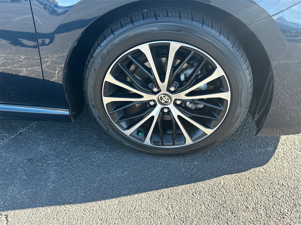 Used 2020 Toyota Camry SE w/ Sunroof Package image 12