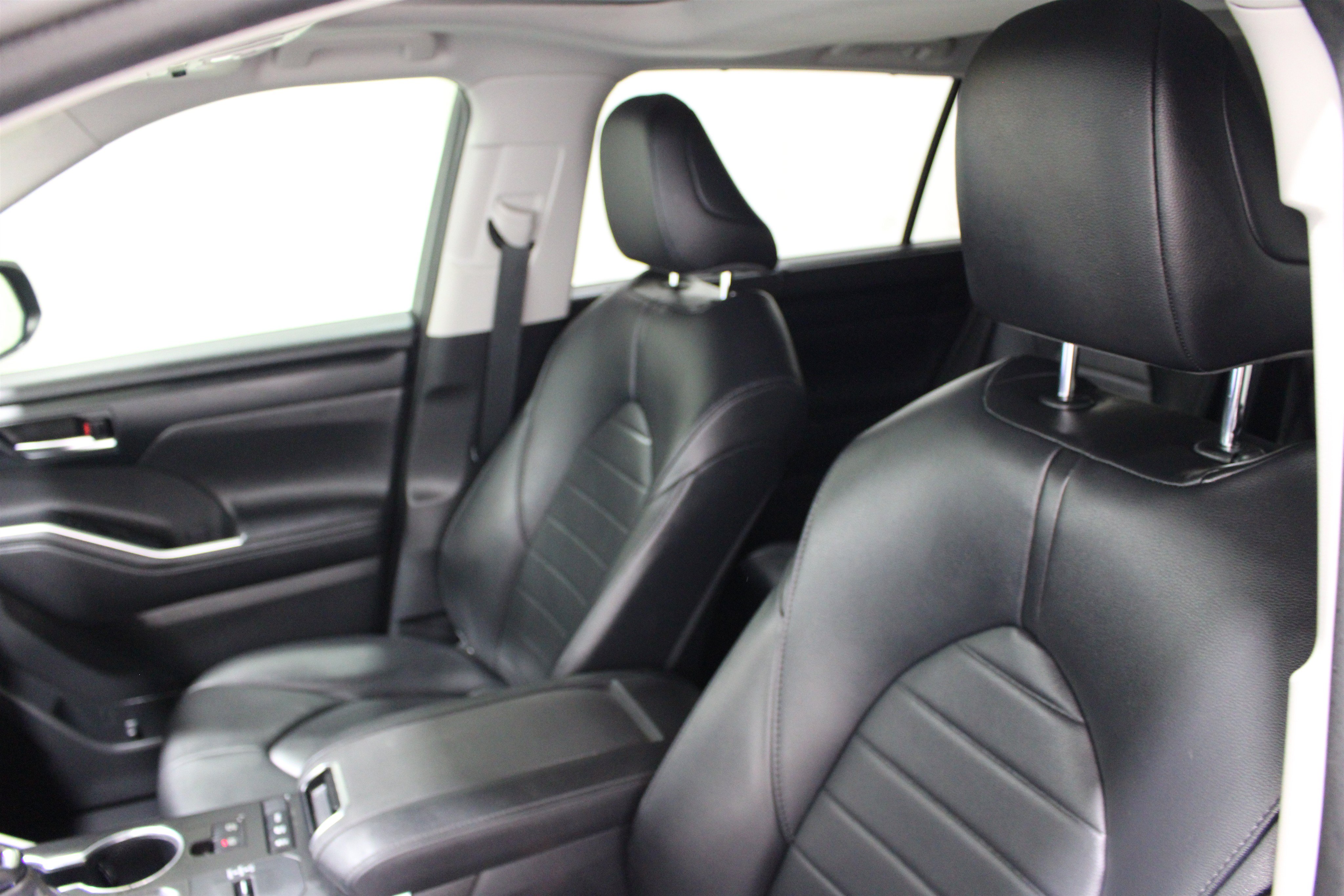 Used 2020 Toyota Highlander XLE AWD/4WD image 4