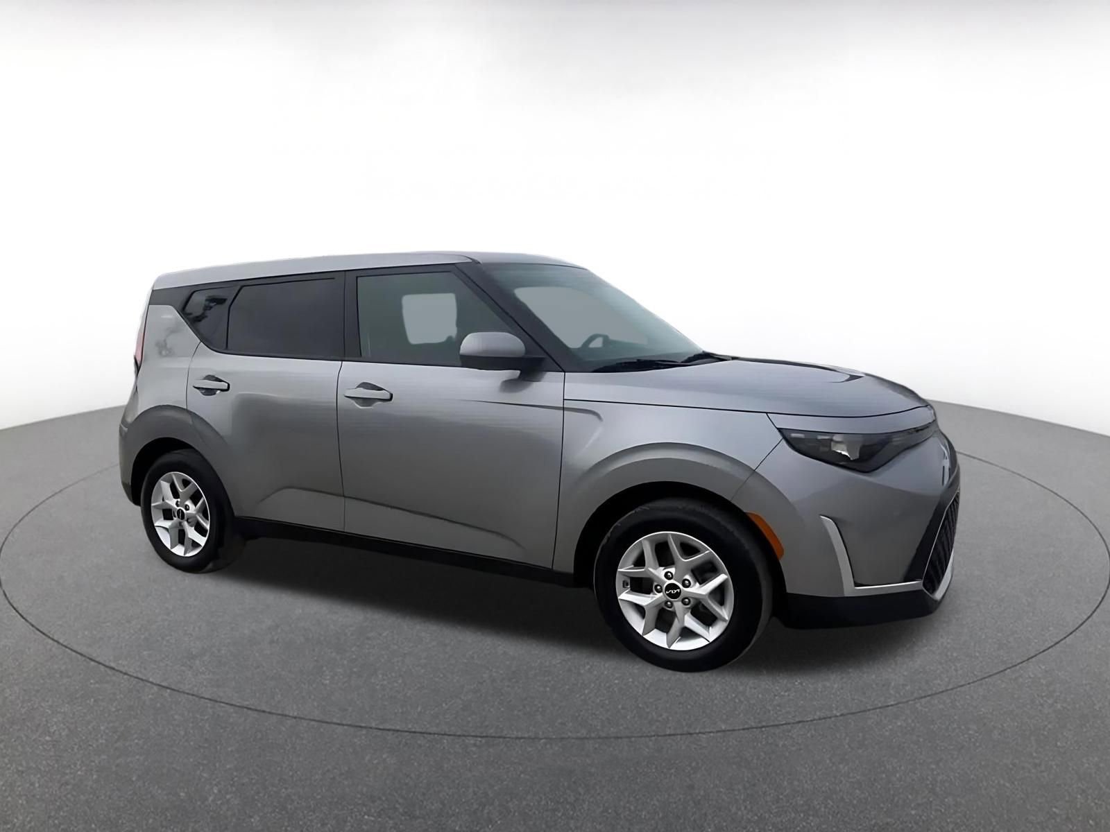 Used 2025 Kia Soul LX w/ LX Technology Package image 2