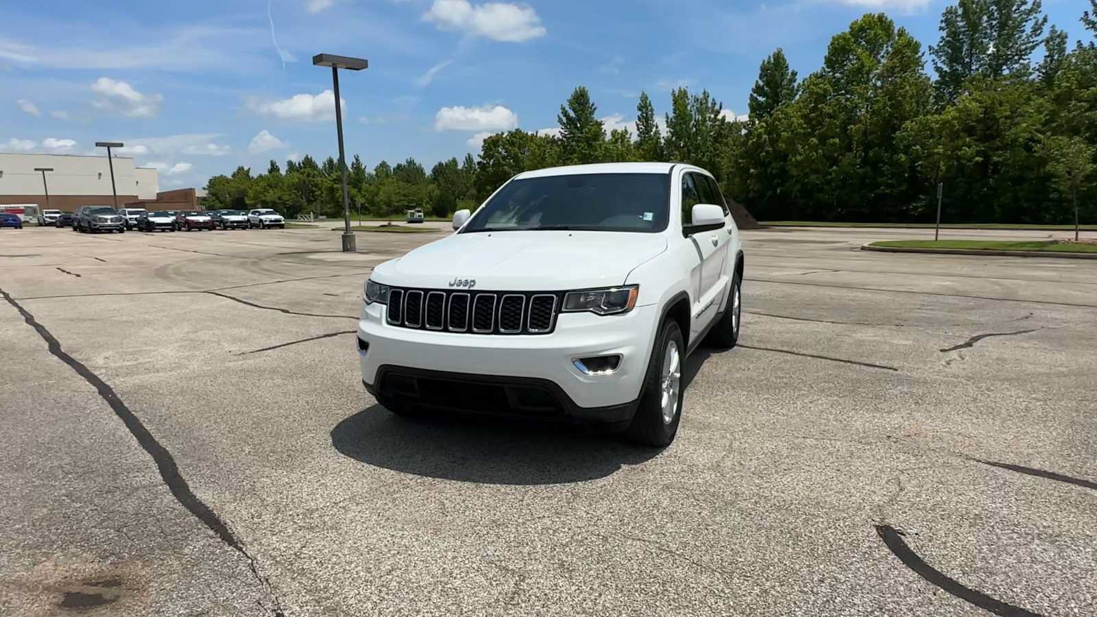 Used 2022 Jeep Grand Cherokee Laredo E w/ Security & Convenience Group AWD/4WD image 3