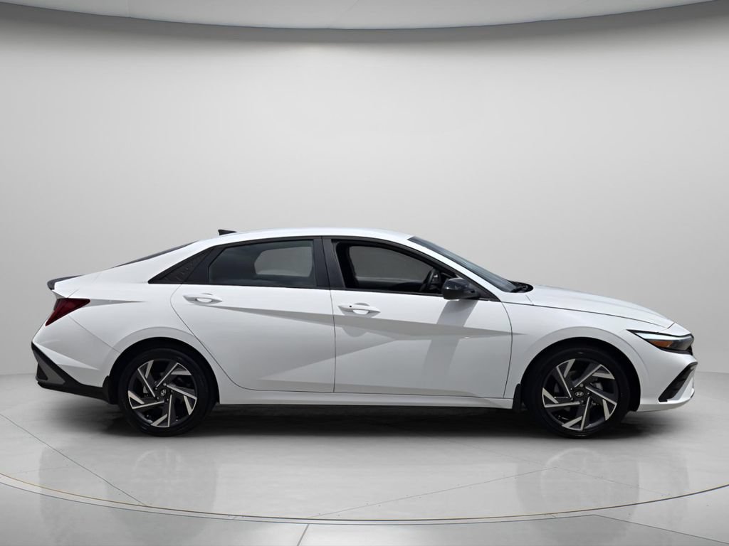 Certified 2025 Hyundai Elantra SEL w/ Cargo Package FWD image 4