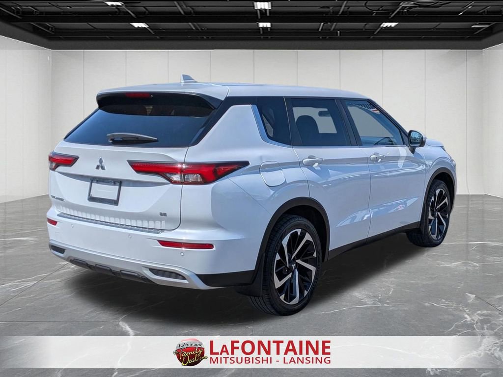 Used 2023 Mitsubishi Outlander SE Black Edition image 5