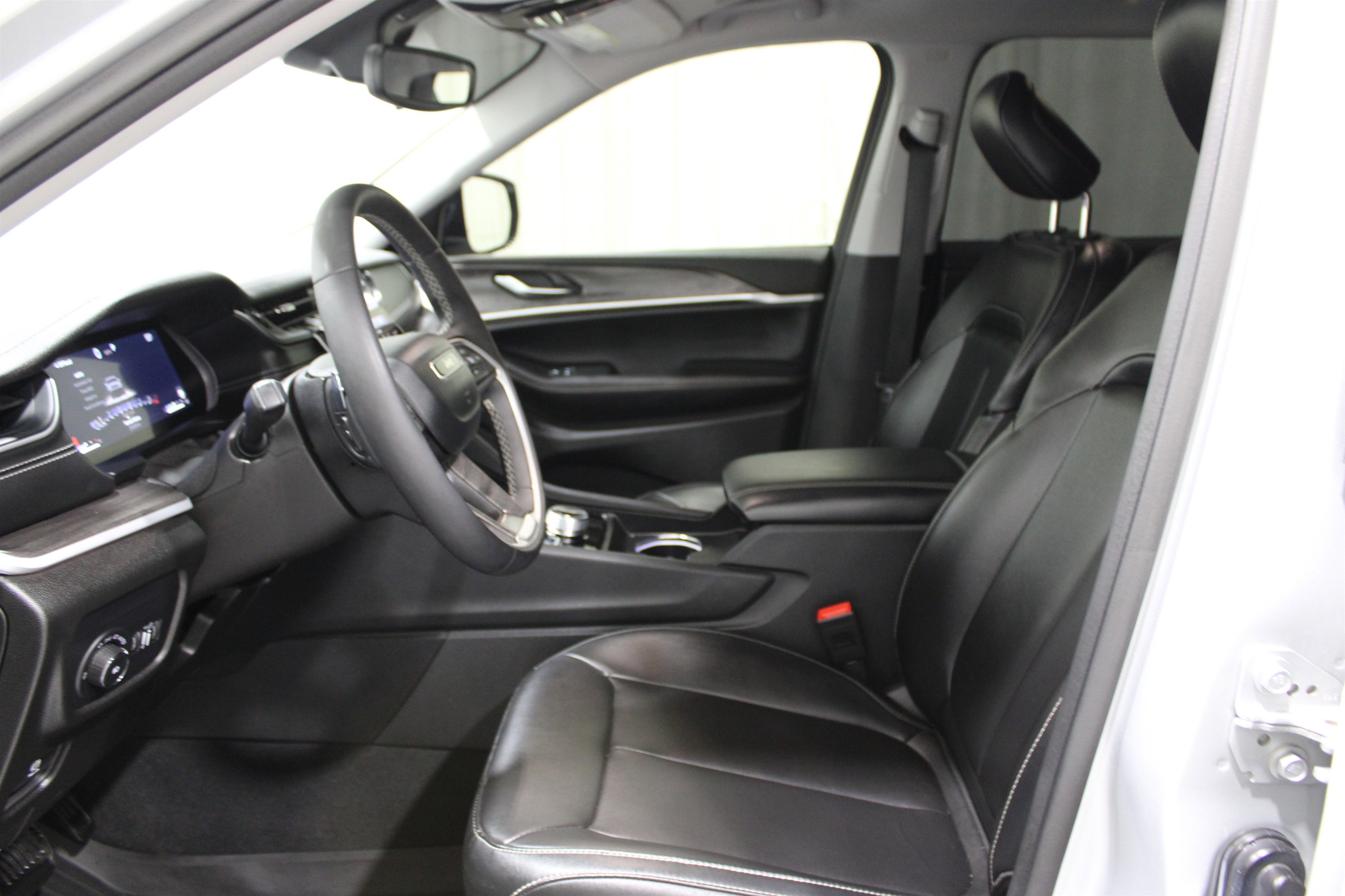 Used 2024 Jeep Grand Cherokee L Limited w/ Black Appearance Package image 3