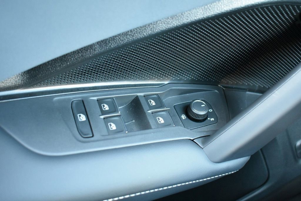 Used 2025 Volkswagen Tiguan SE R-Line image 25