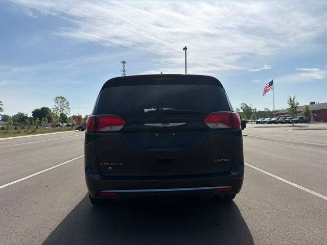 Used 2017 Chrysler Pacifica Limited FWD image 4