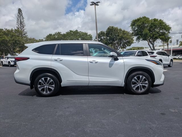 Used 2023 Toyota Highlander XLE AWD/4WD image 3