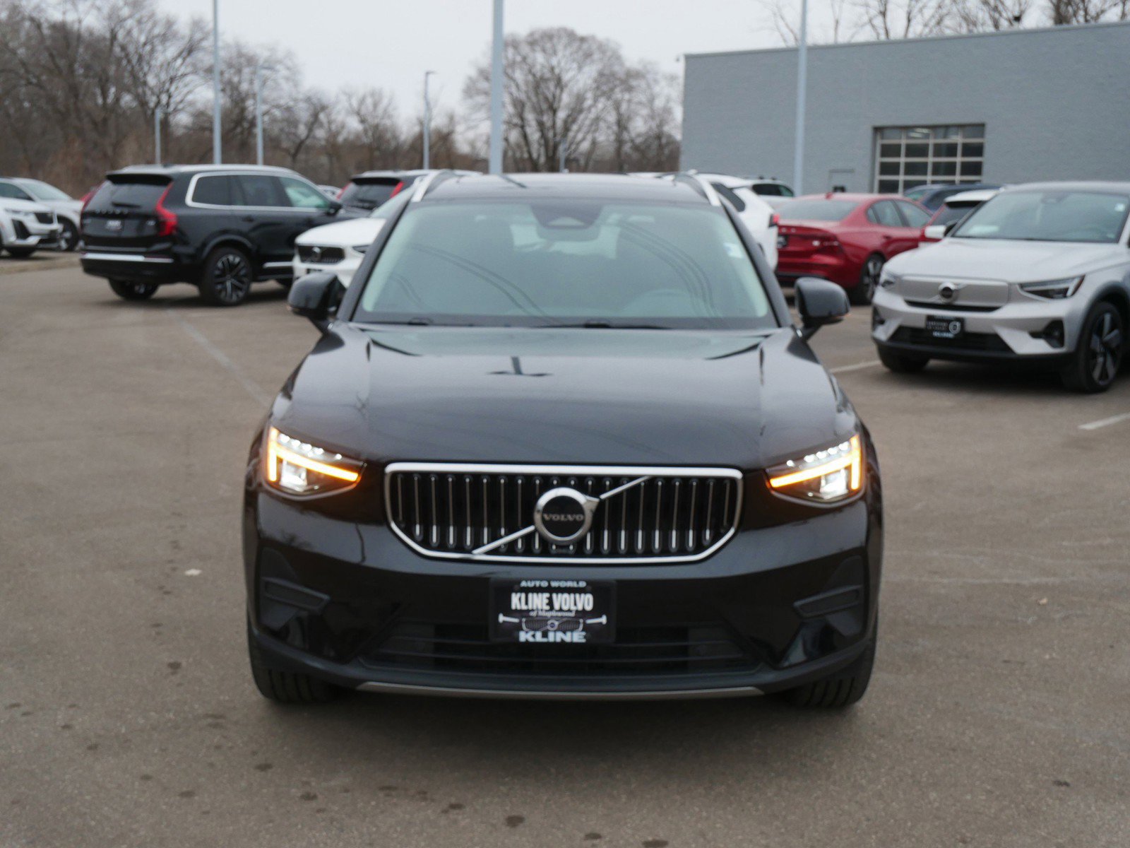 Used 2025 Volvo XC40 B5 Core image 2