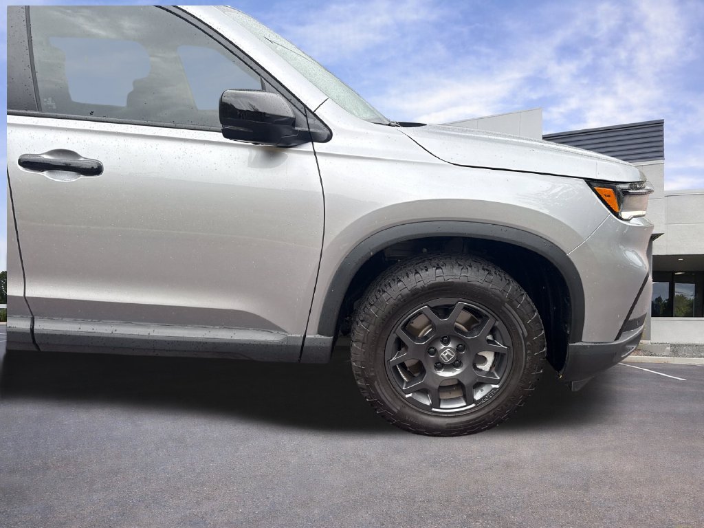 Used 2025 Honda Pilot TrailSport image 35