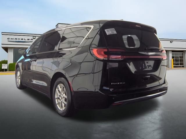 Used 2024 Chrysler Pacifica Touring-L FWD image 7