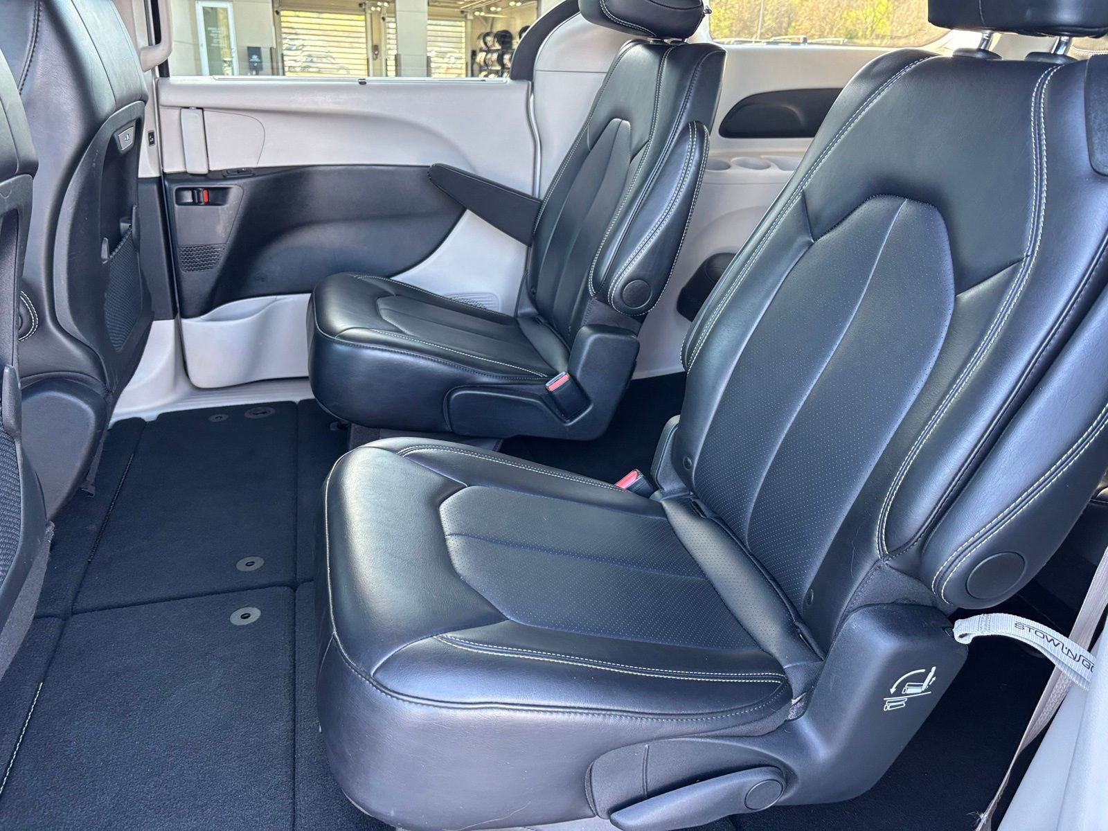 Used 2024 Chrysler Pacifica Touring-L image 14