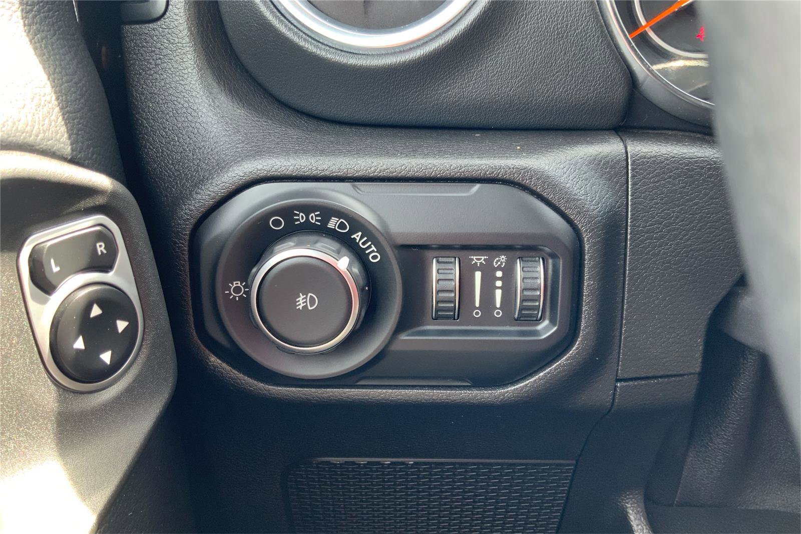 Used 2019 Jeep Wrangler Unlimited Sahara w/ Dual Top Group image 17