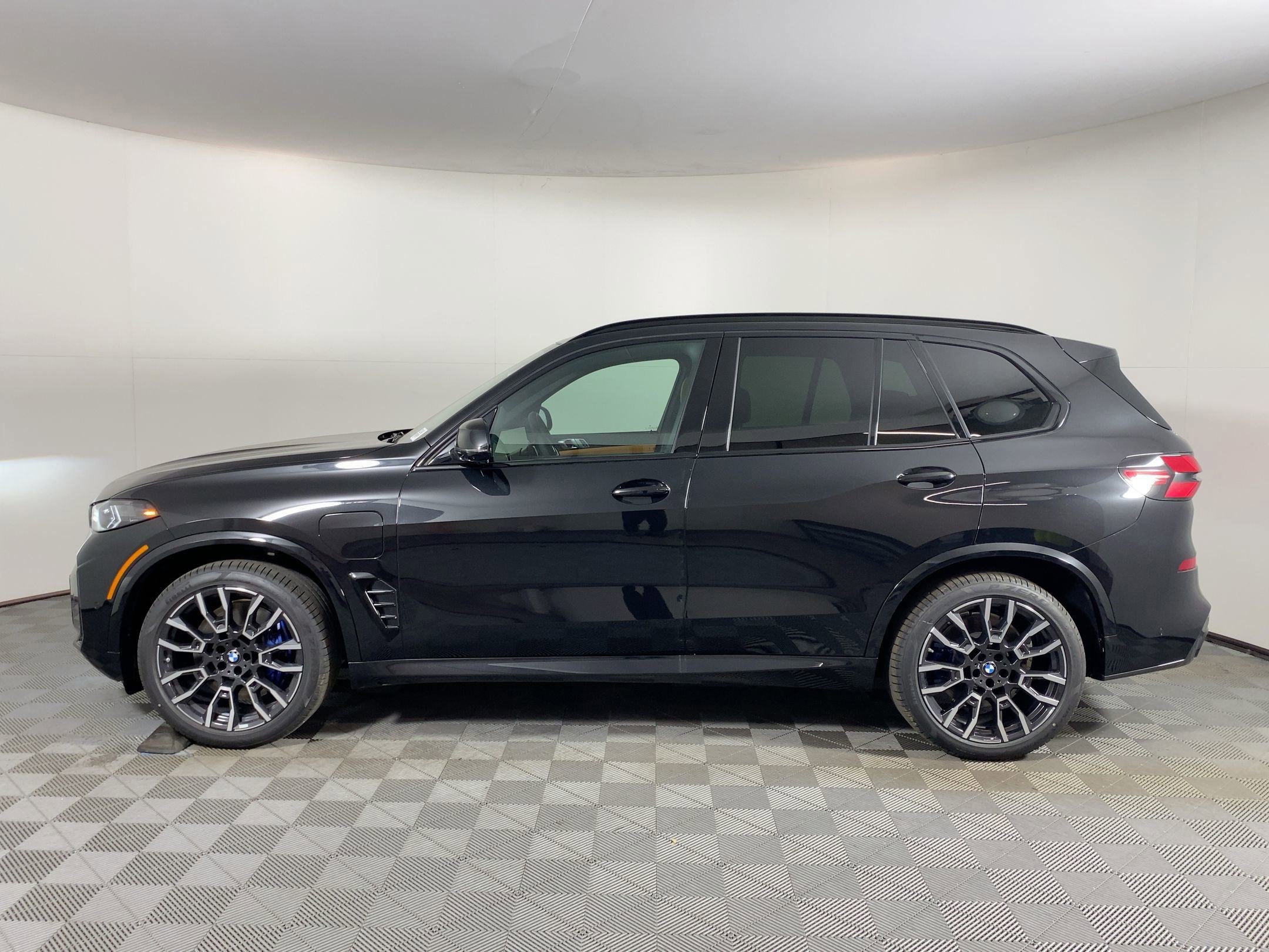Used 2026 BMW X5 xDrive50e w/ M Sport Package image 2
