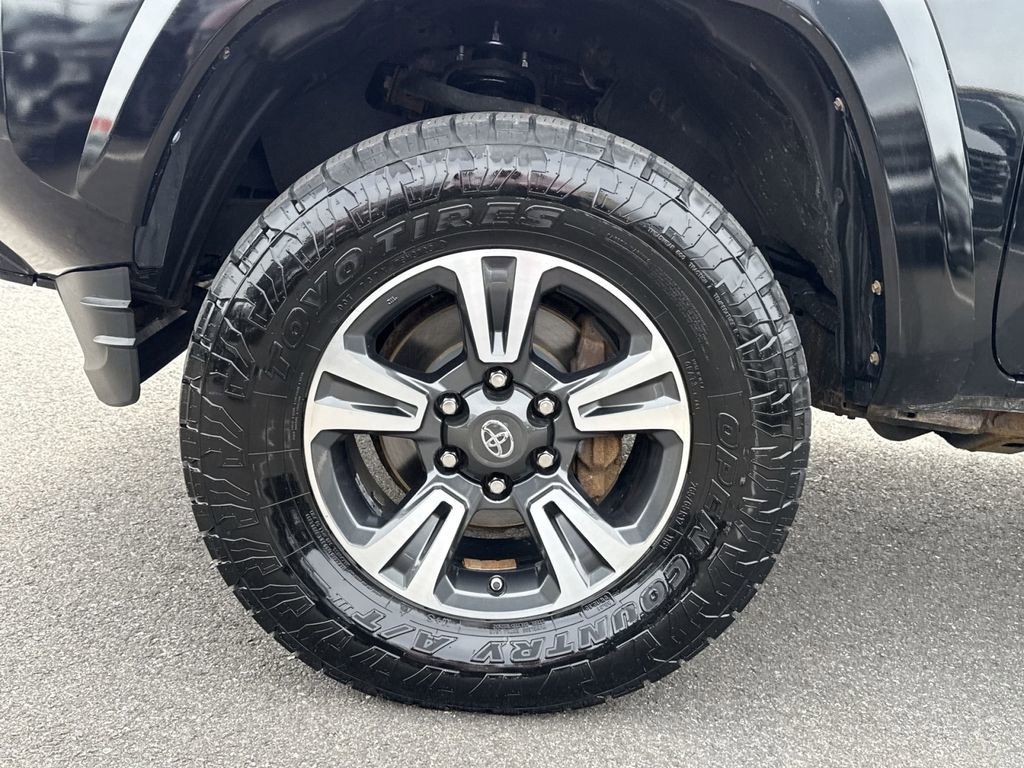 Used 2016 Toyota Tacoma TRD Sport w/ Towing Package image 11