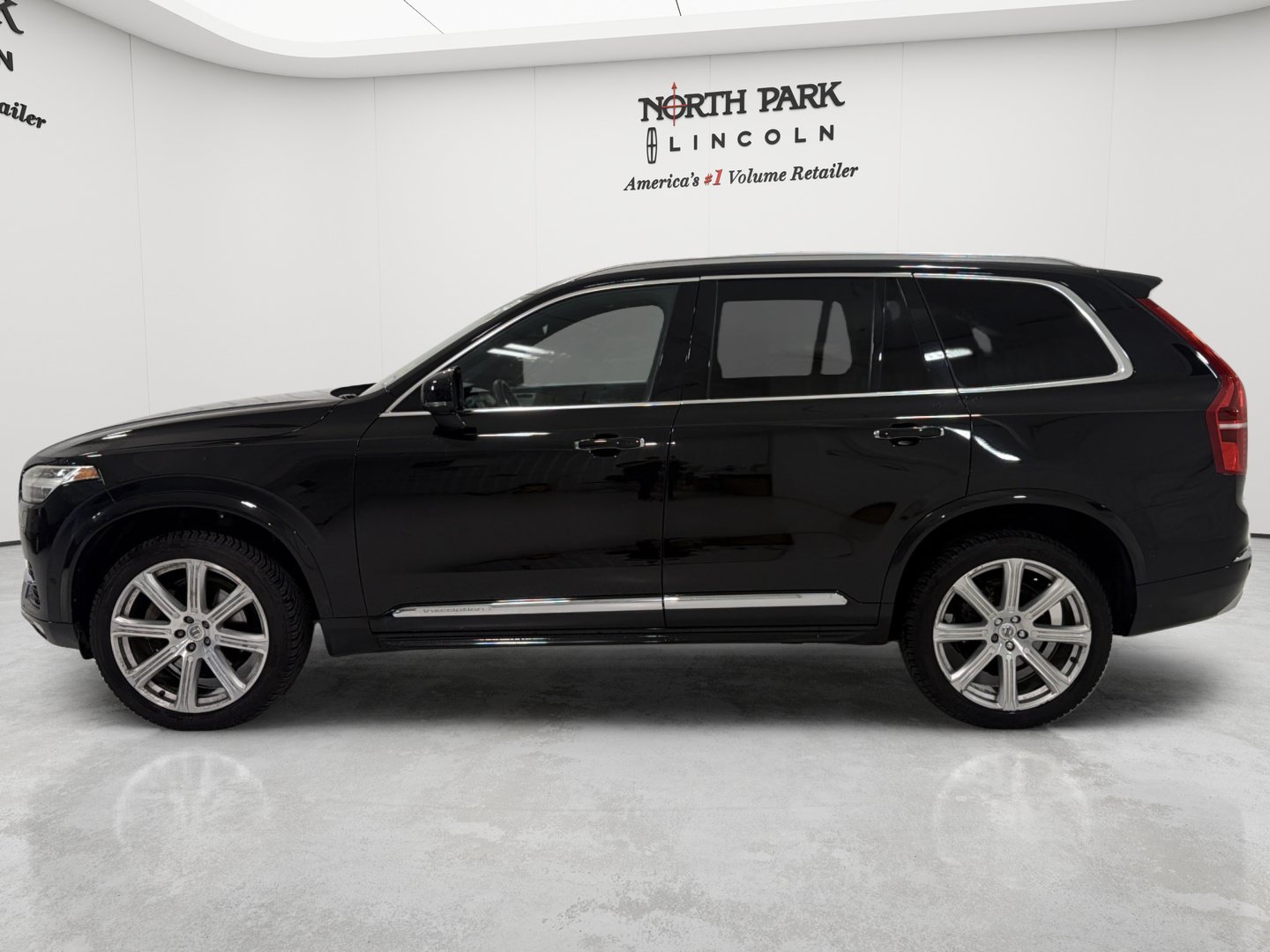 Used 2017 Volvo XC90 T6 Inscription w/ Vision Package AWD/4WD image 2