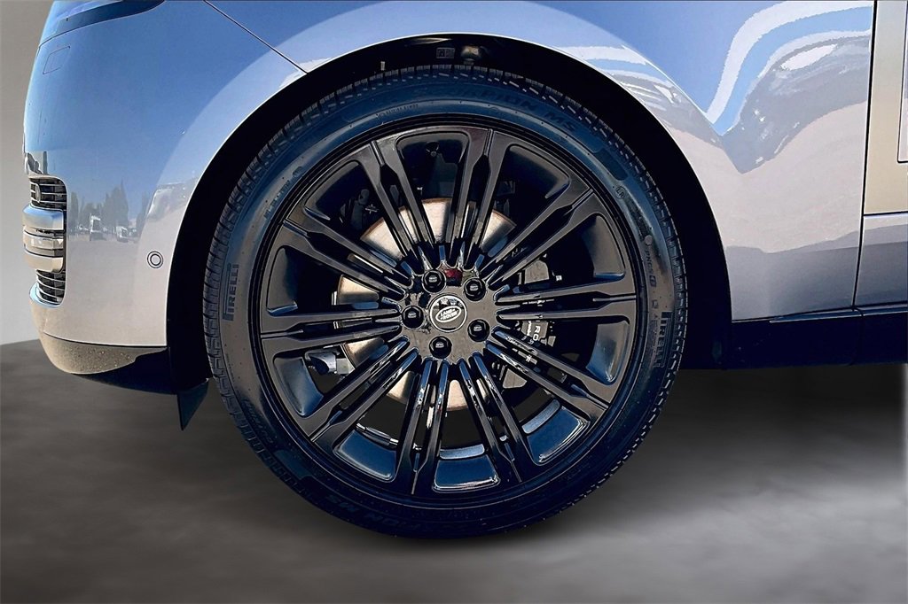 New 2025 Land Rover Range Rover Long Wheelbase SE image 12