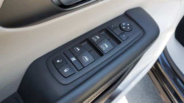 Certified 2024 Chrysler Pacifica Touring-L image 7