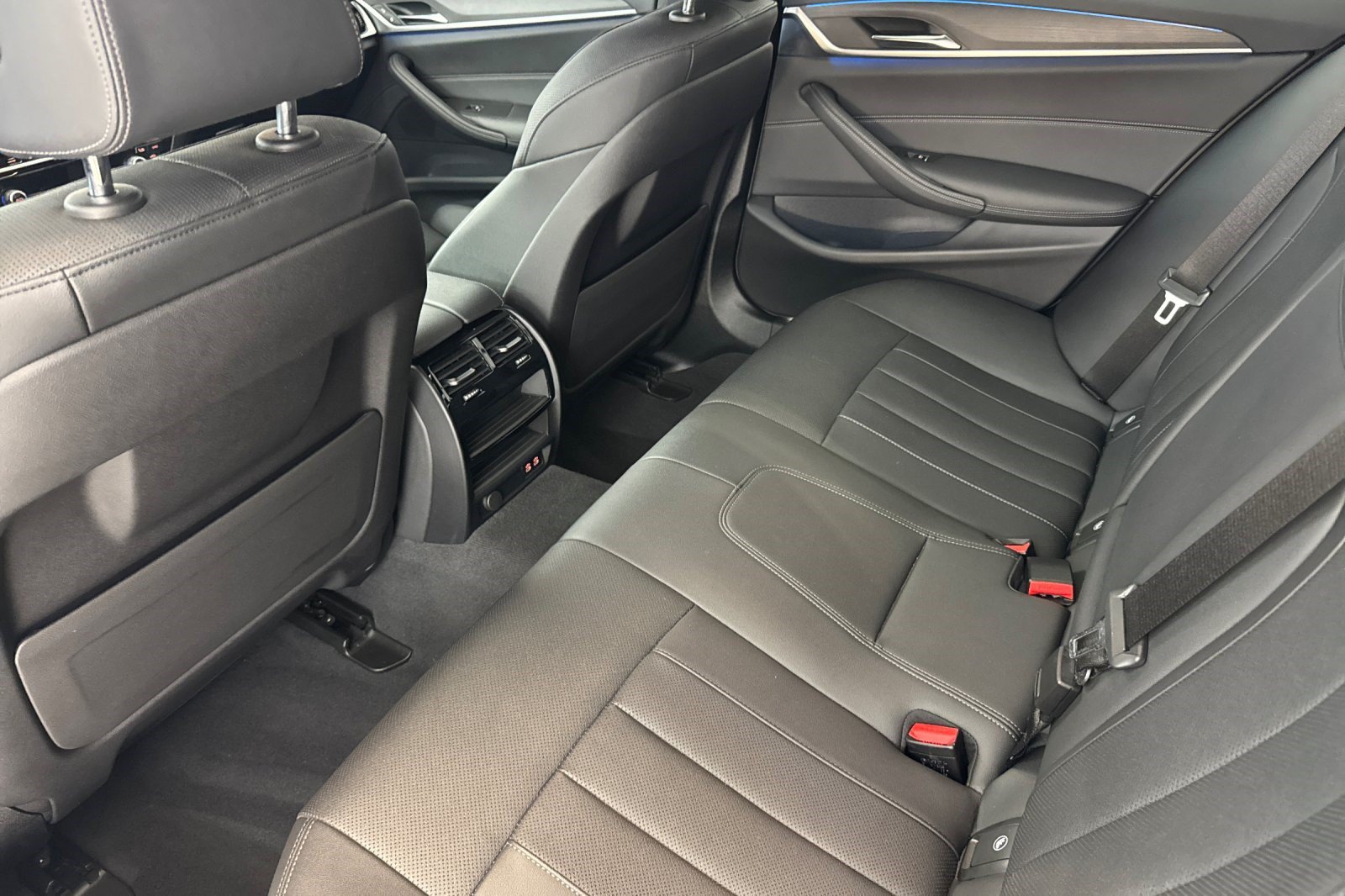 Certified 2023 BMW 530e w/ Convenience Package RWD image 25