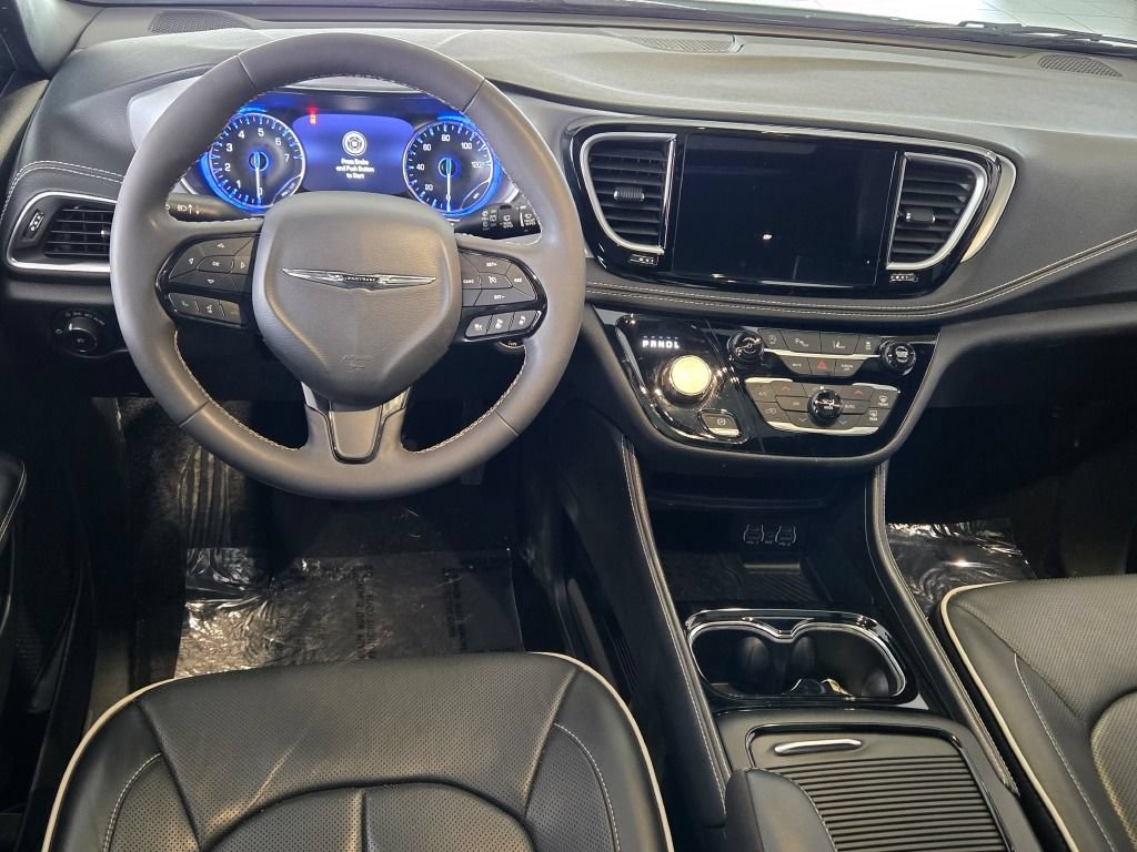 Used 2025 Chrysler Pacifica Limited FWD image 19