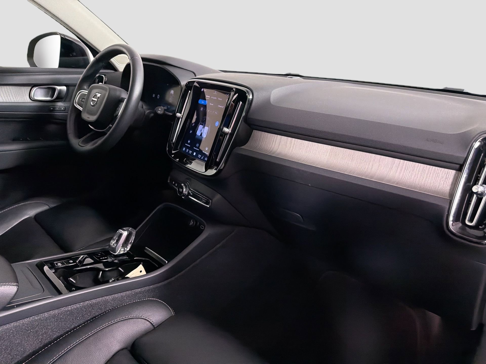 Certified 2023 Volvo XC40 B4 Plus w/ Driver Assist Package image 29