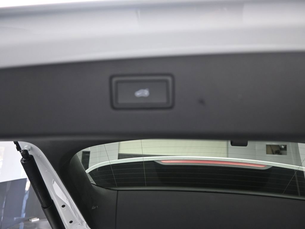 Used 2025 Volkswagen Tiguan SE image 26