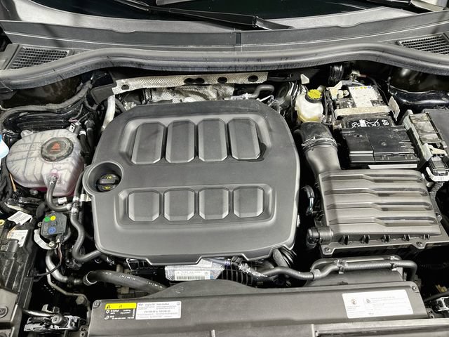 Certified 2025 Volkswagen Tiguan SE R-Line AWD/4WD image 30