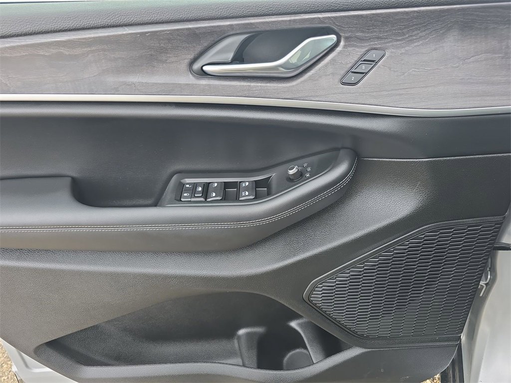 Used 2025 Jeep Grand Cherokee Limited w/ Black Appearance Package image 23