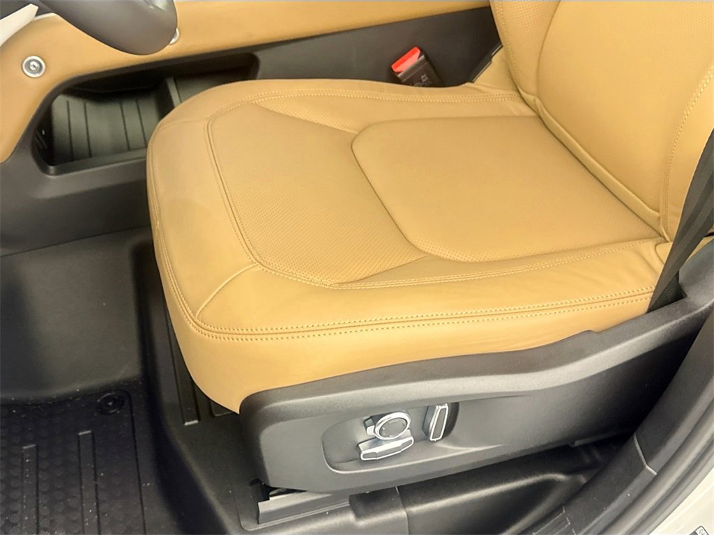 New 2026 Land Rover Defender 130 X-Dynamic SE image 19