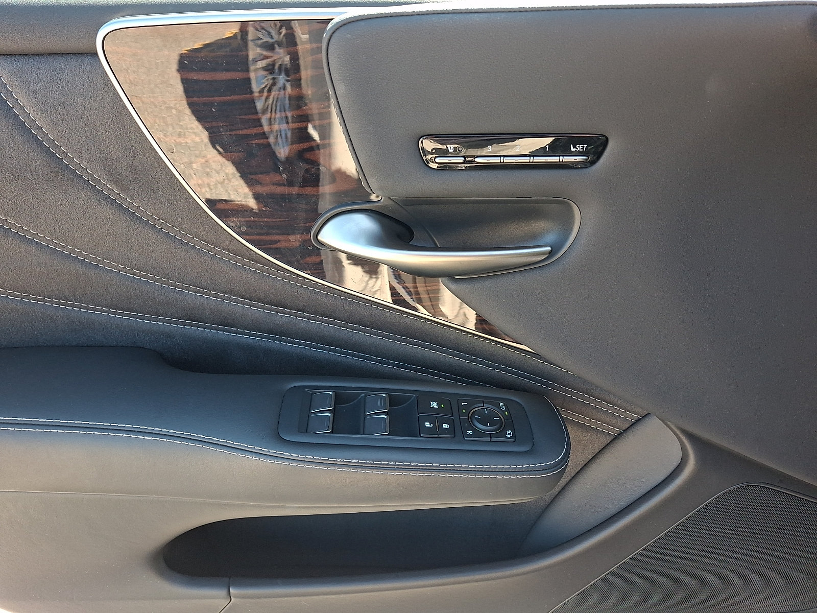 Used 2024 Lexus LS 500 AWD w/ Interior Upgrade Package image 13
