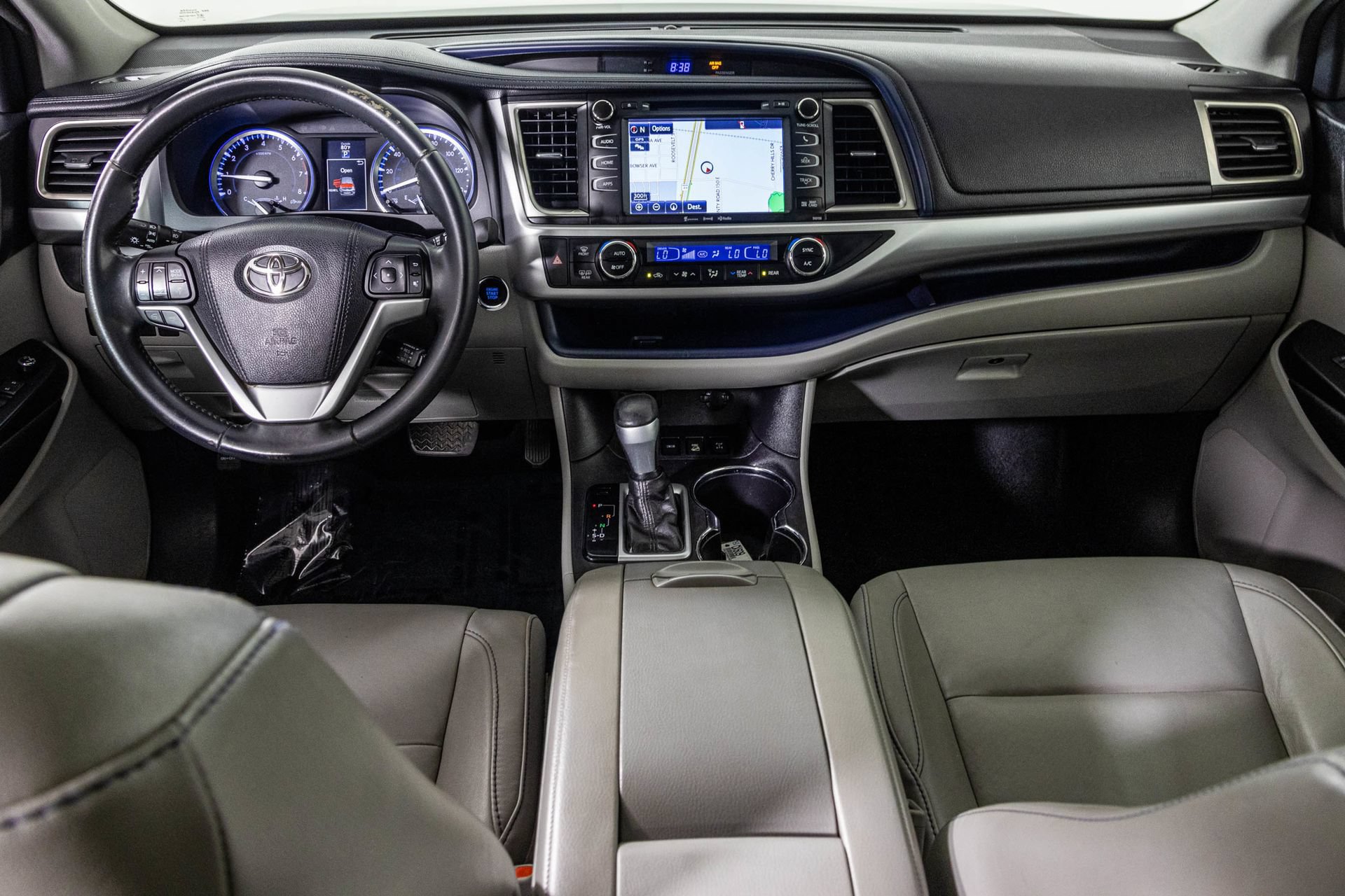 Used 2016 Toyota Highlander XLE AWD/4WD image 25
