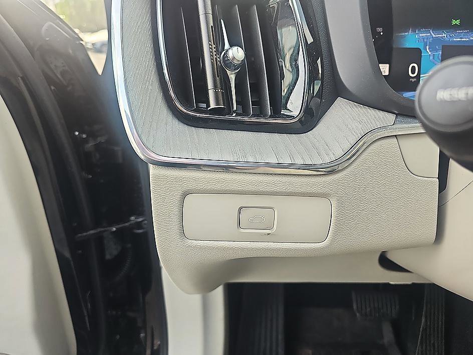 Used 2024 Volvo XC60 B5 Plus w/ Protection Package Premier image 14