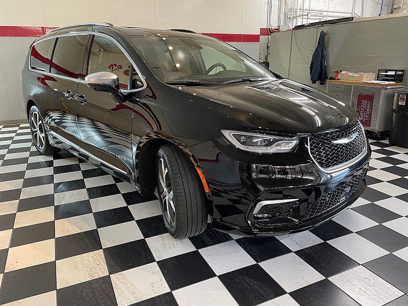 Used 2025 Chrysler Pacifica Pinnacle FWD image 3