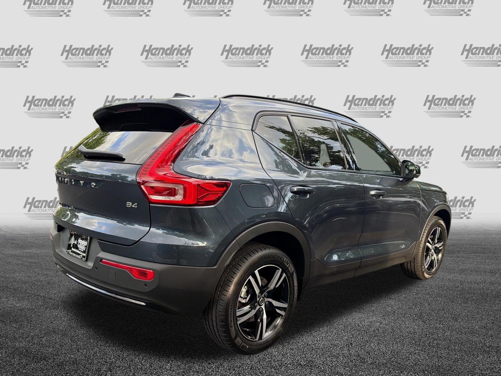 New 2026 Volvo XC40 B4 Core w/ Climate Package FWD image 9