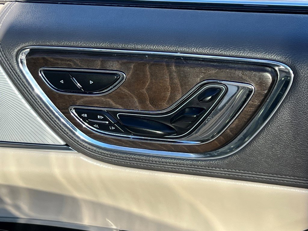 Used 2019 Lincoln Continental Reserve image 12