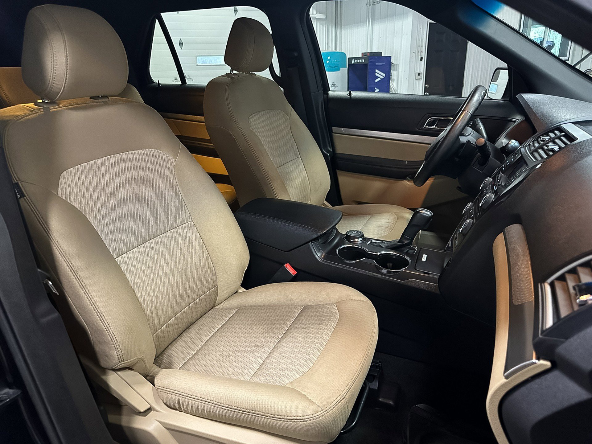 Used 2017 Ford Explorer XLT image 39