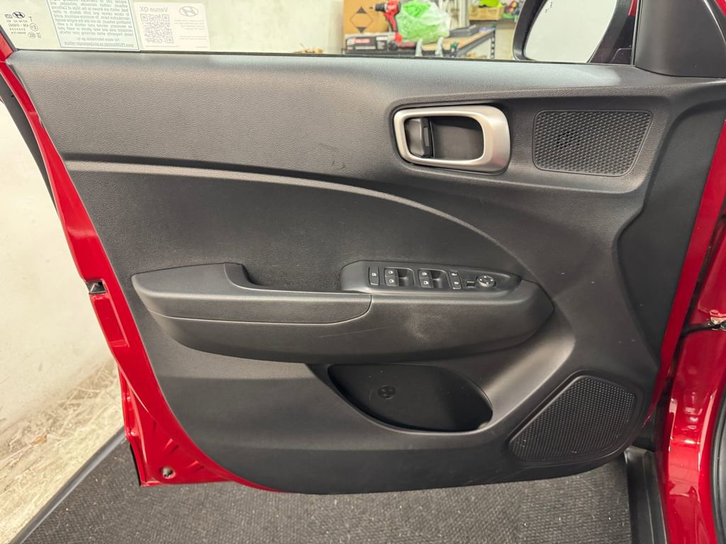 Used 2025 Hyundai Venue SEL FWD image 14
