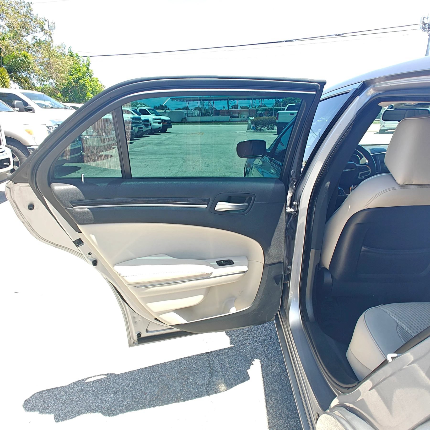 Used 2018 Chrysler 300 Limited RWD image 11