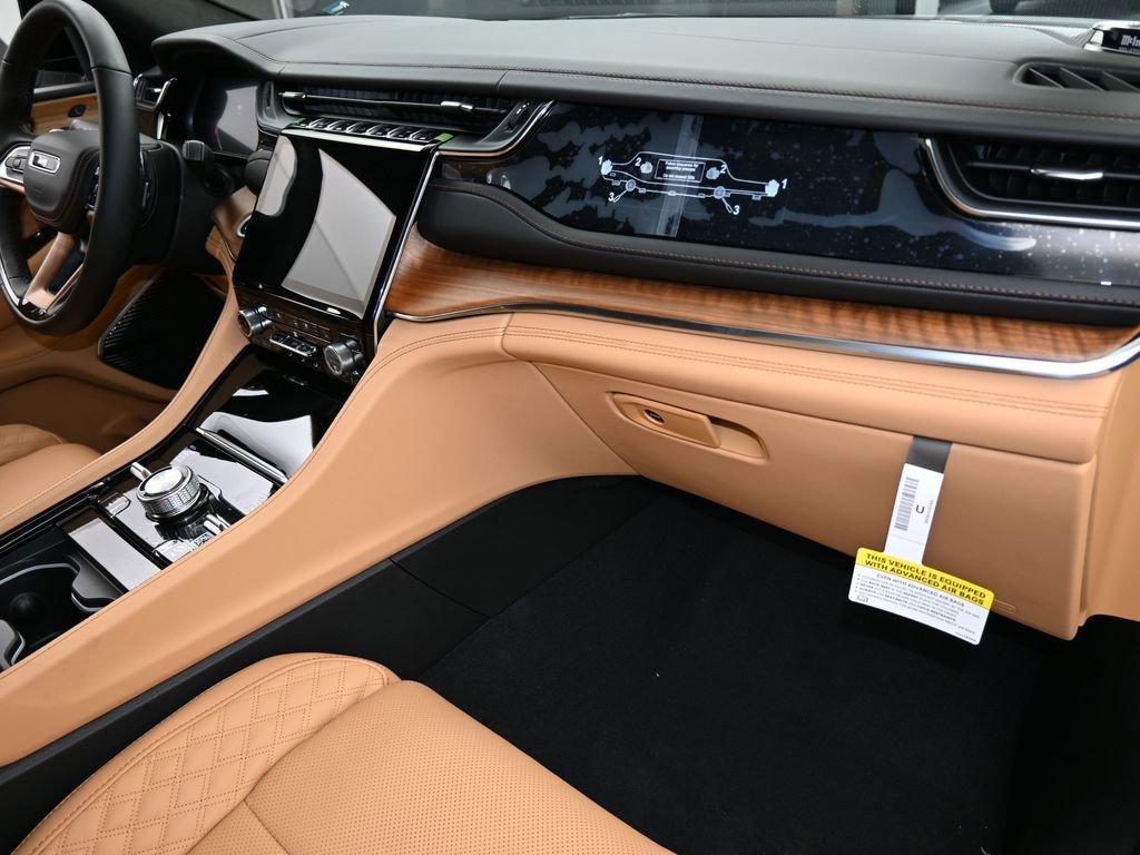 Used 2025 Jeep Grand Cherokee L Summit w/ Luxury Tech Group V image 39