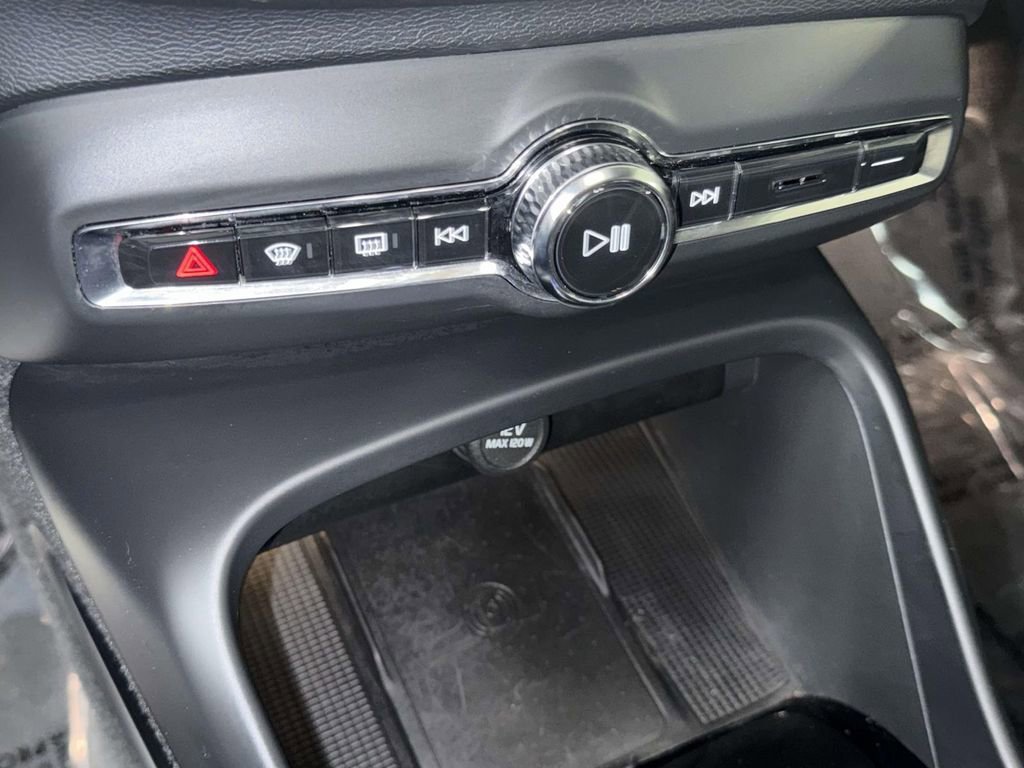 Used 2023 Volvo XC40 B5 Plus w/ Protection Package Premier image 24