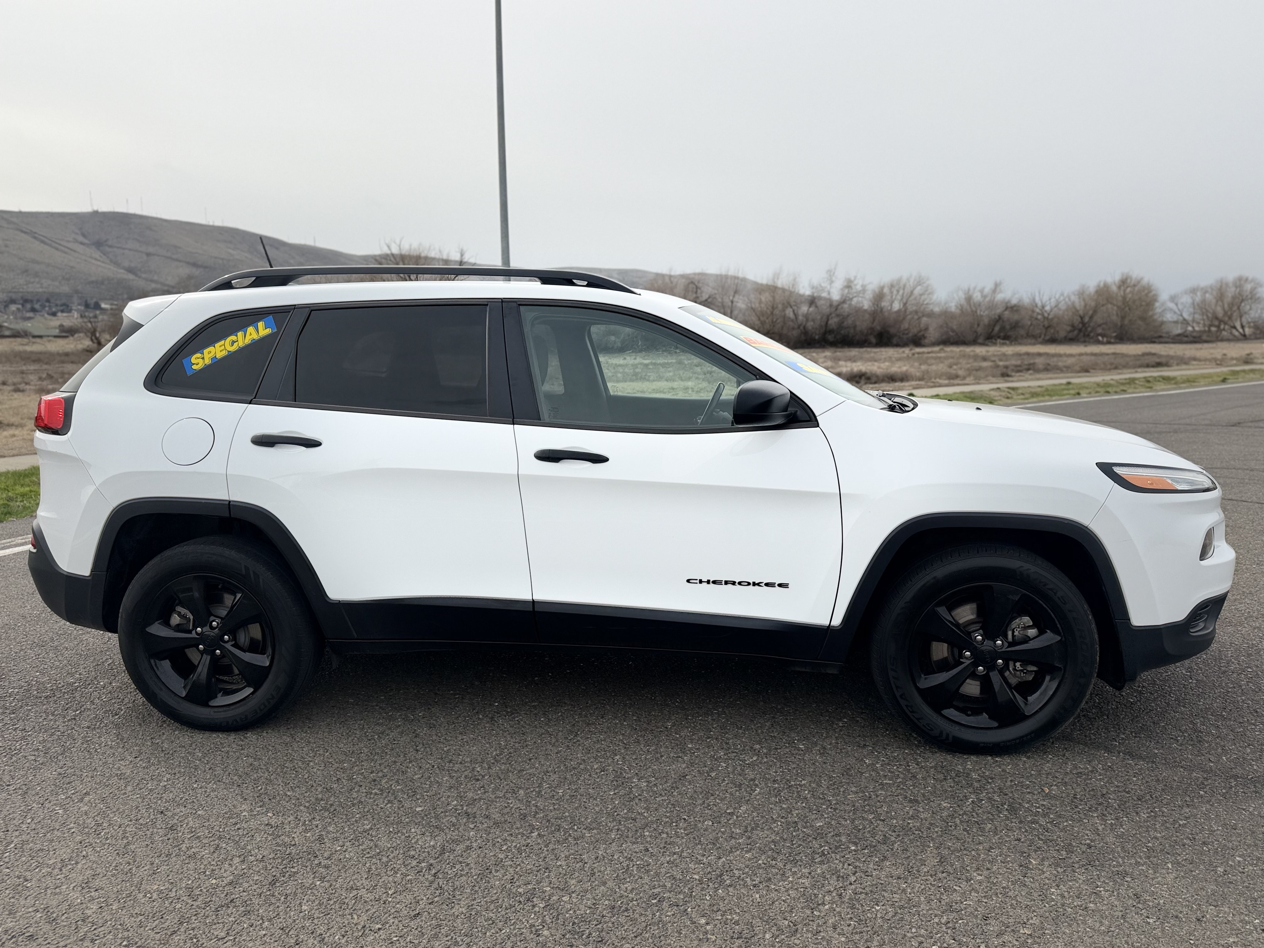 Used 2016 Jeep Cherokee Sport w/ Cold Weather Group AWD/4WD image 6