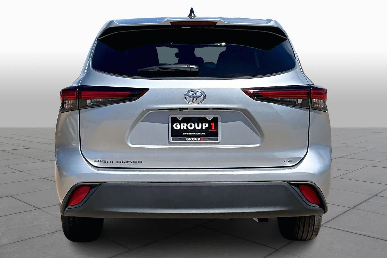 Used 2025 Toyota Highlander LE FWD image 5
