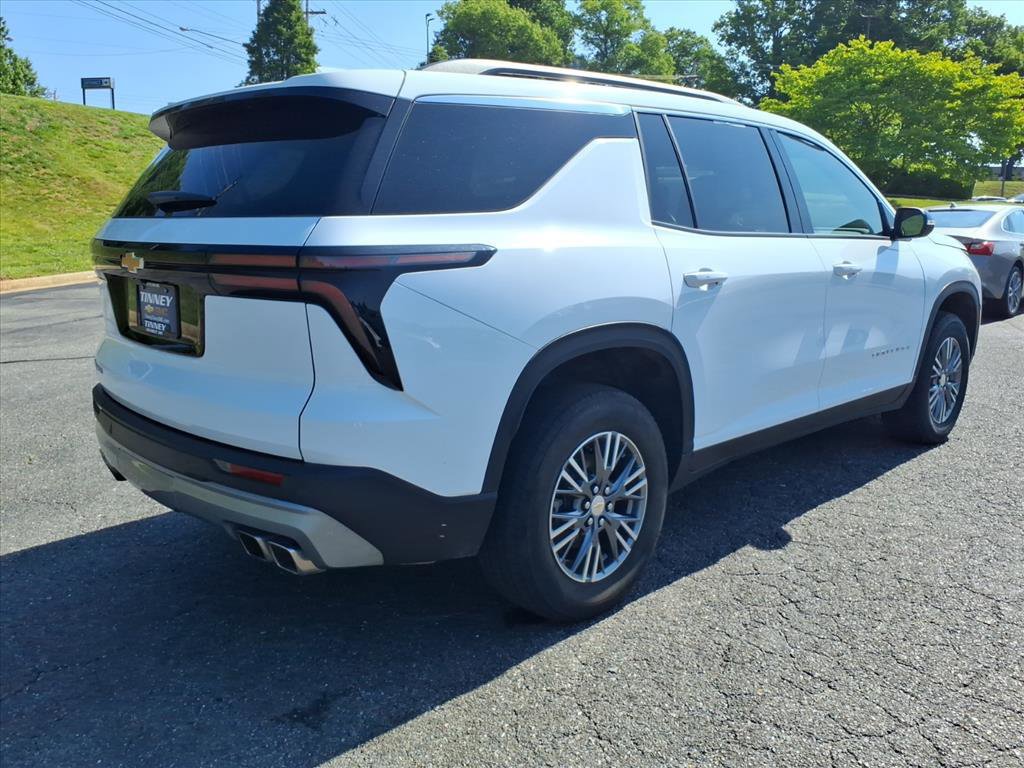 Used 2025 Chevrolet Traverse LT FWD image 3