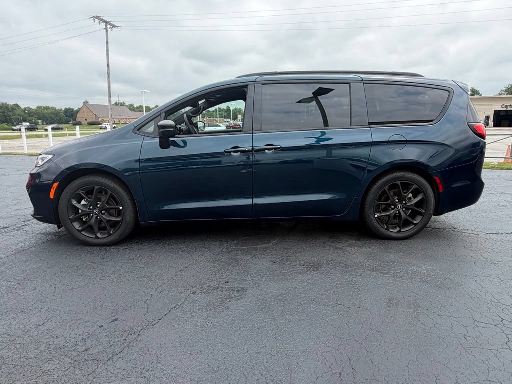 Used 2025 Chrysler Pacifica Limited FWD image 6