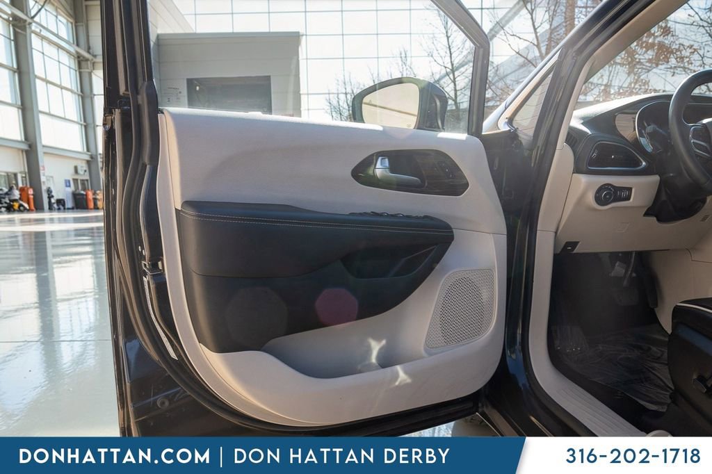 Used 2023 Chrysler Pacifica Limited FWD image 14