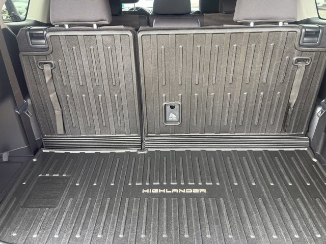 Used 2024 Toyota Highlander LE AWD/4WD image 12