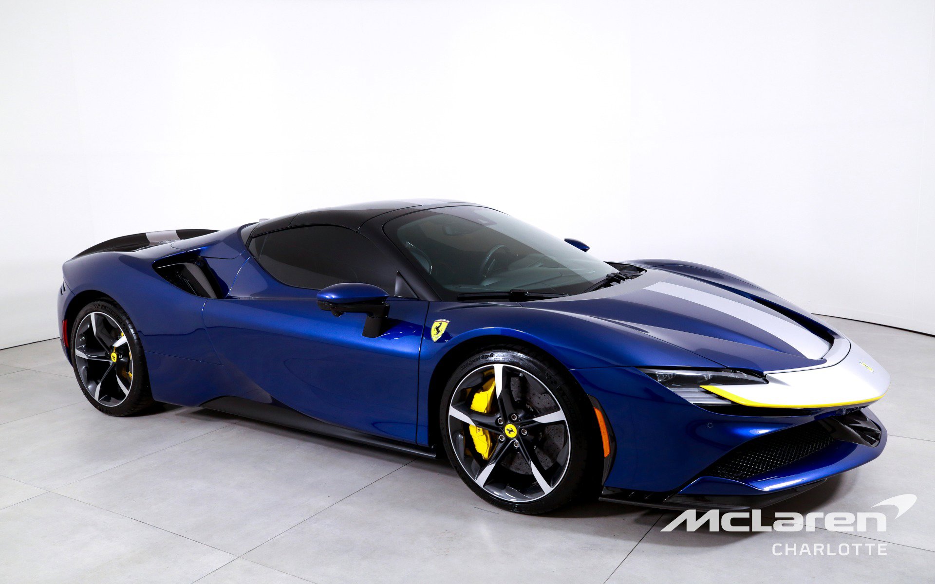 Used 2022 Ferrari SF90 Spider image 3